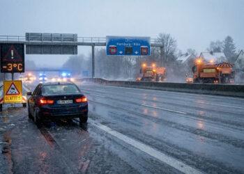 Glatteis Welle Deutschland Unwetterwarnung, Schulausfälle und Verkehrschaos