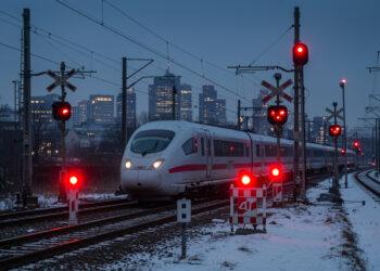 ICE Dortmund Unfall: Auto auf Gleisen – Schranke umfahren