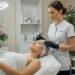 Kosmetikstudio Behandlungen: Von Maniküre bis Microneedling 10 Kosmetikstudio Behandlungen: Von Maniküre bis Microneedling