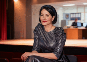 Marisa Burger steht nach ihrem Abschied von den „Rosenheim-Cops“ auf einer Theaterbühne und beginnt ihren kreativen Neustart