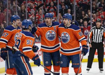 Oilers vs. Jets: Edmonton dominiert mit 6-2 Sieg am 7. Dezember 8 Oilers vs. Jets: Edmonton dominiert mit 6-2 Sieg am 7. Dezember