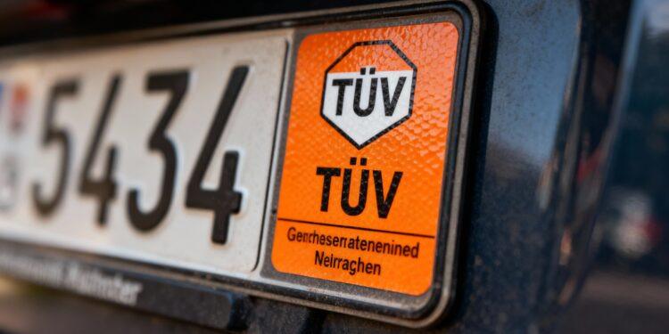 TÜV Plakette 2025: Farben, Bedeutung und Kosten erklärt 1 Alles Wichtige zur TÜV Plakette auf einen Blick