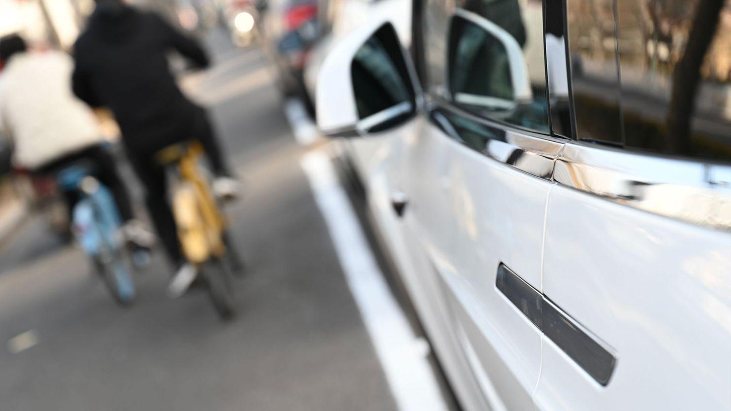 Weltleitwährung unter Druck: Trumps Politik schwächt Dollar – Experten sehen Risiken 5 Autobranche: China verbietet versteckte Auto-Türgriffe