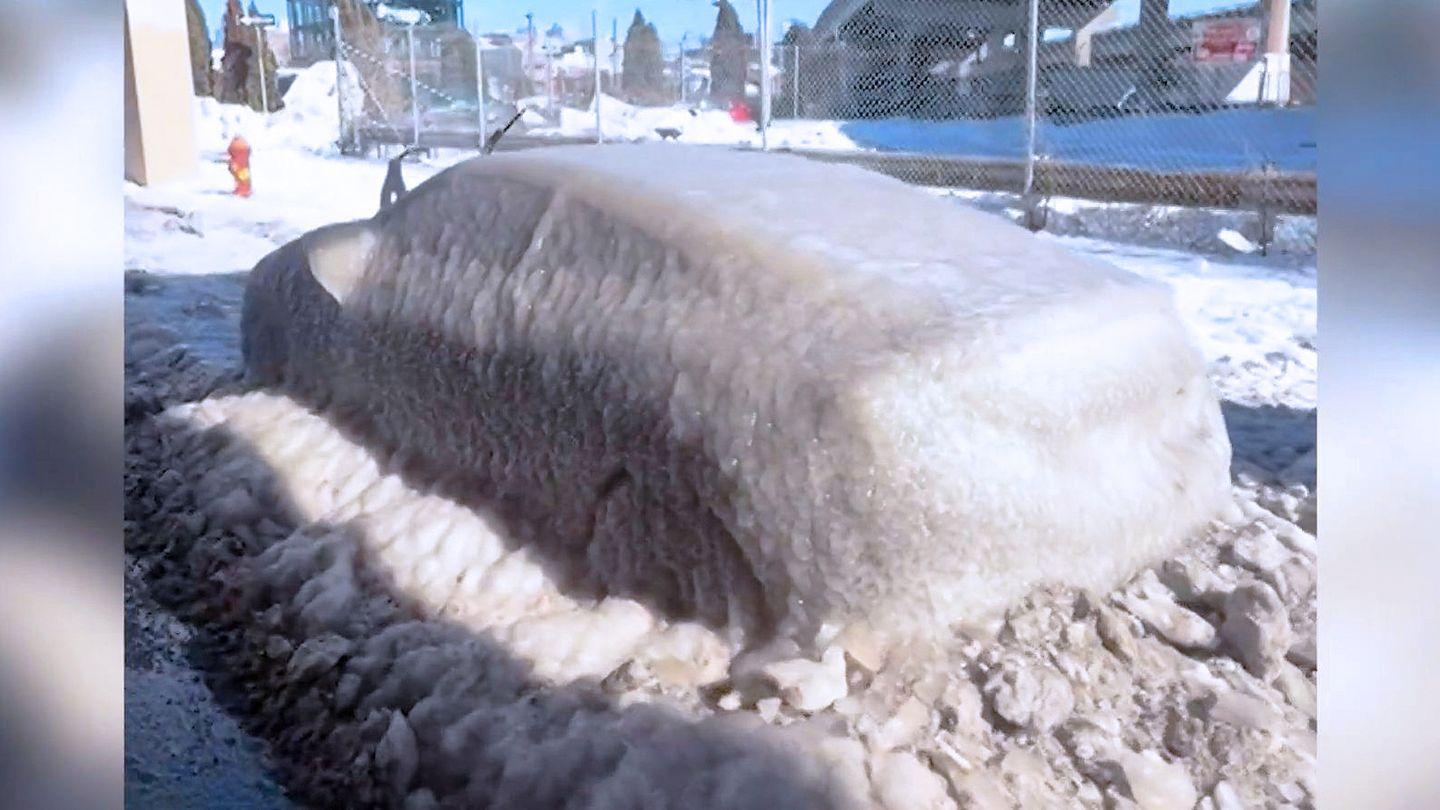 Vorwurf Brandstiftung: Kegelbrüder erhalten Großteil der Kaution zurück 5 Unfreiwillige Attraktion: Pkw im Eismantel – geplatzte Wasserleitung friert Auto komplett ein