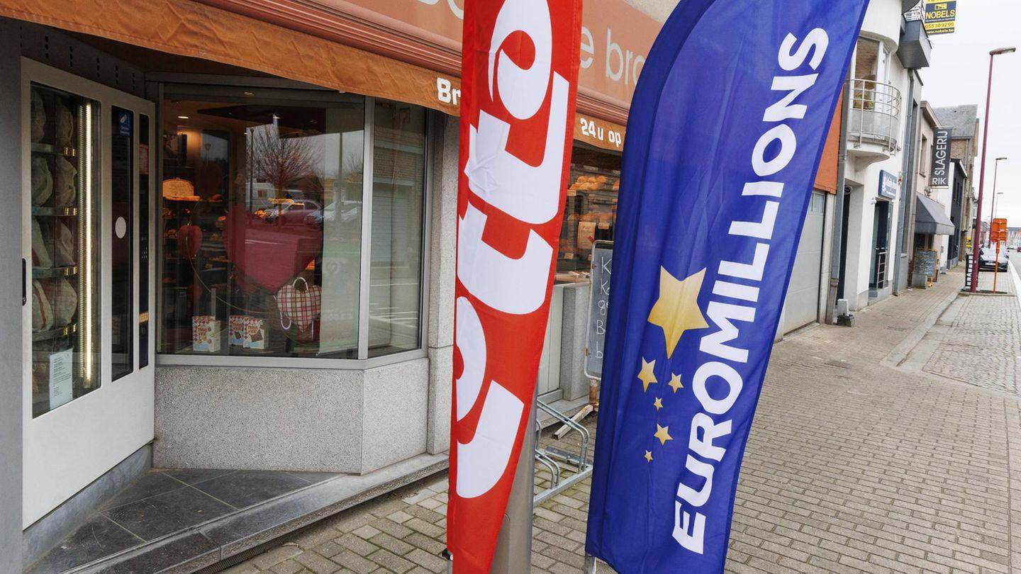 Armee im Einsatz: Bis zu 4,5 Meter hoch – Japan versinkt unter XXL-Schneemassen 2 Belgien: Ein Dorf, 21 Freunde und ein Jackpot von rund 123 Millionen Euro