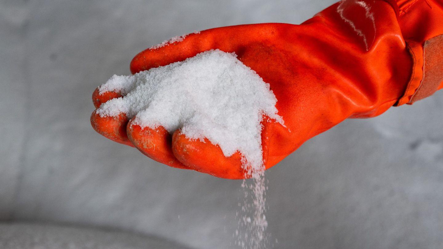 Unfreiwillige Attraktion: Pkw im Eismantel – geplatzte Wasserleitung friert Auto komplett ein 5 Winterwetter: Berlin: Gericht stoppt privaten Einsatz von Streusalz