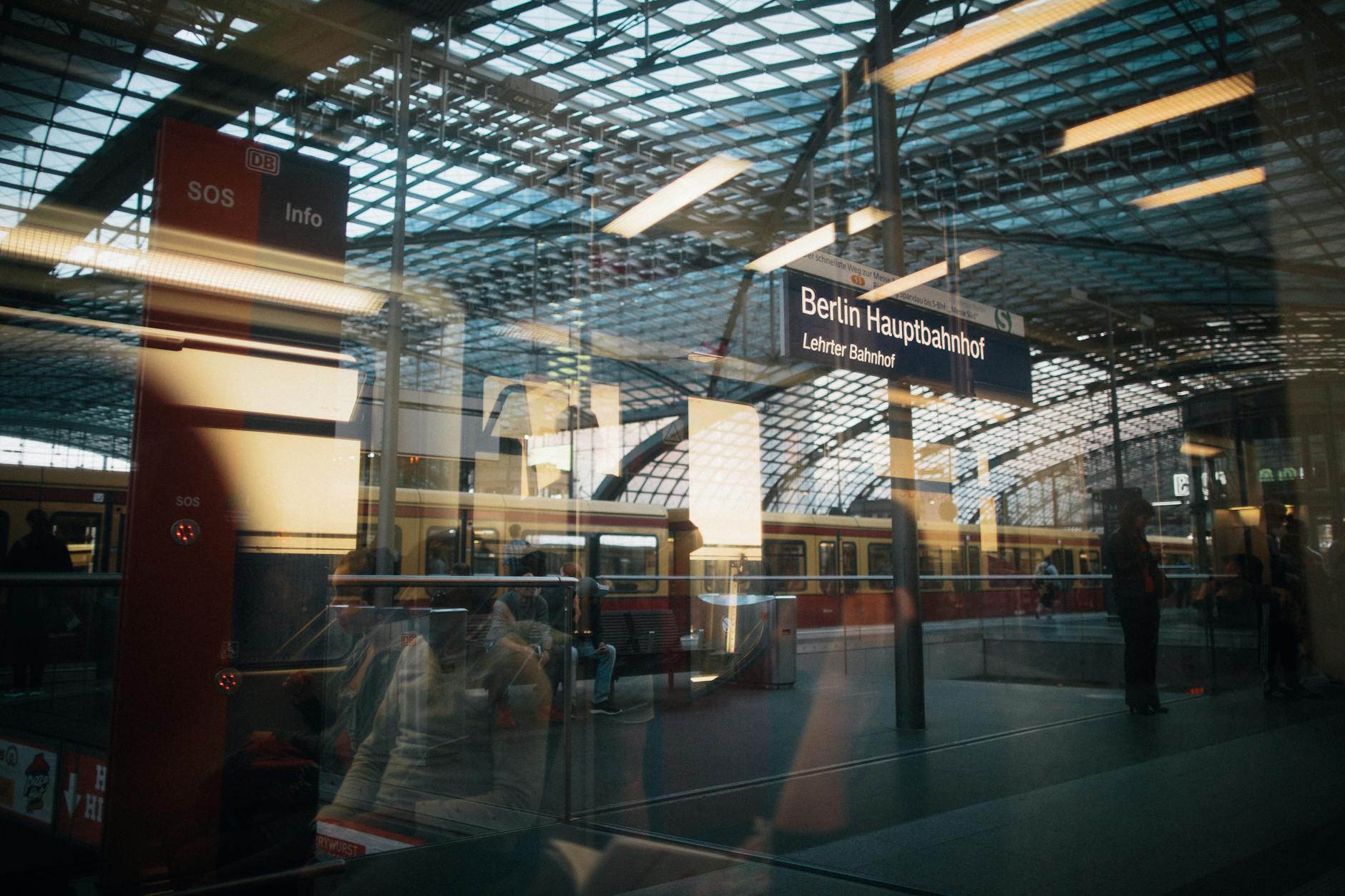 Berlin Hauptbahnhof Rolltreppen Symbolbild zum Thema Berlin Hauptbahnhof Rolltreppen
