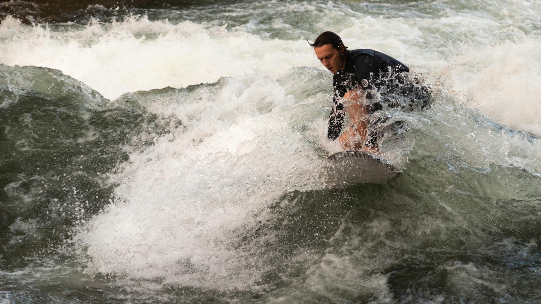 Detailansicht: Eisbachwelle München
