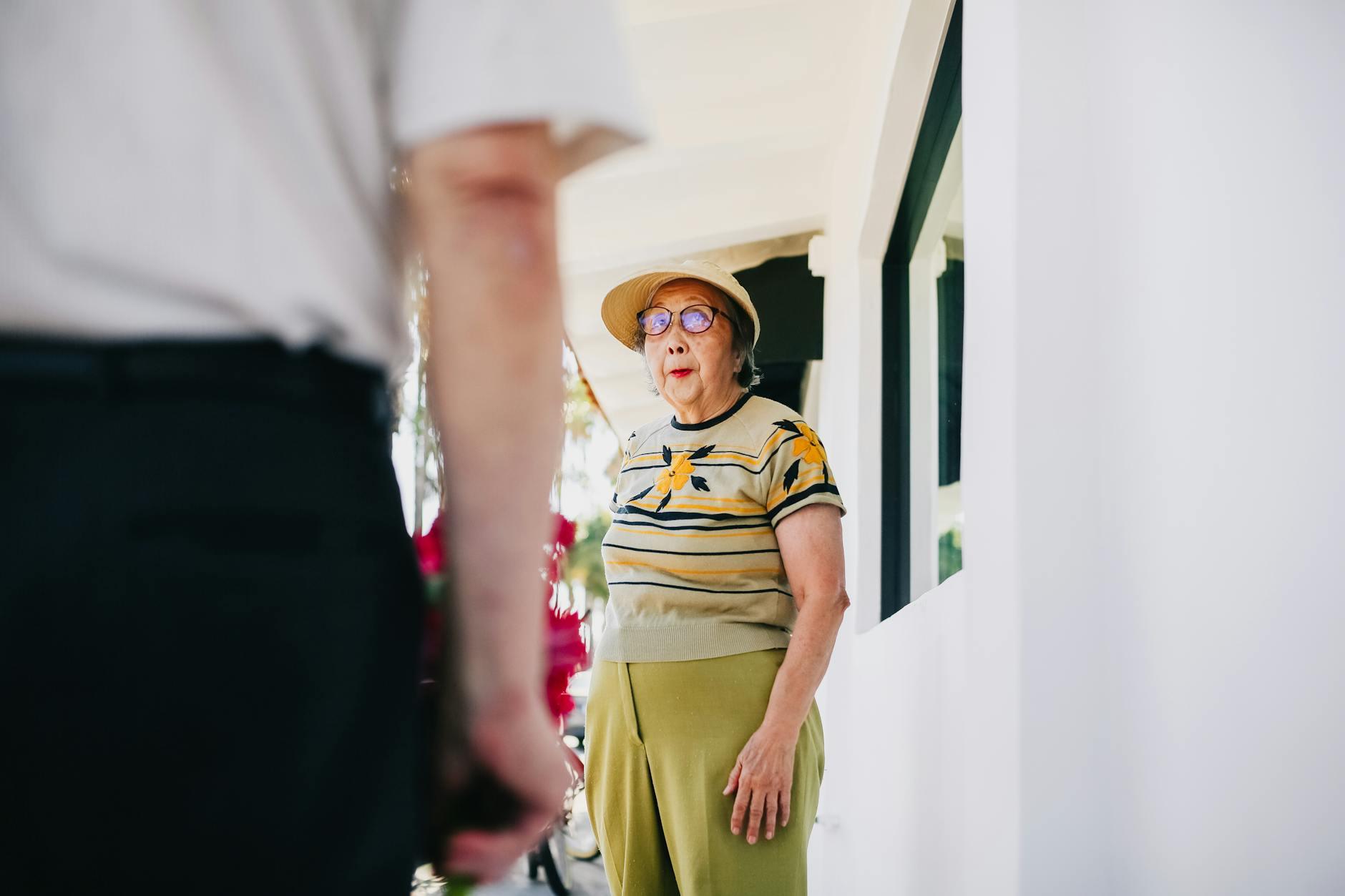 Illustration zu Frau Bestiehlt Seniorin