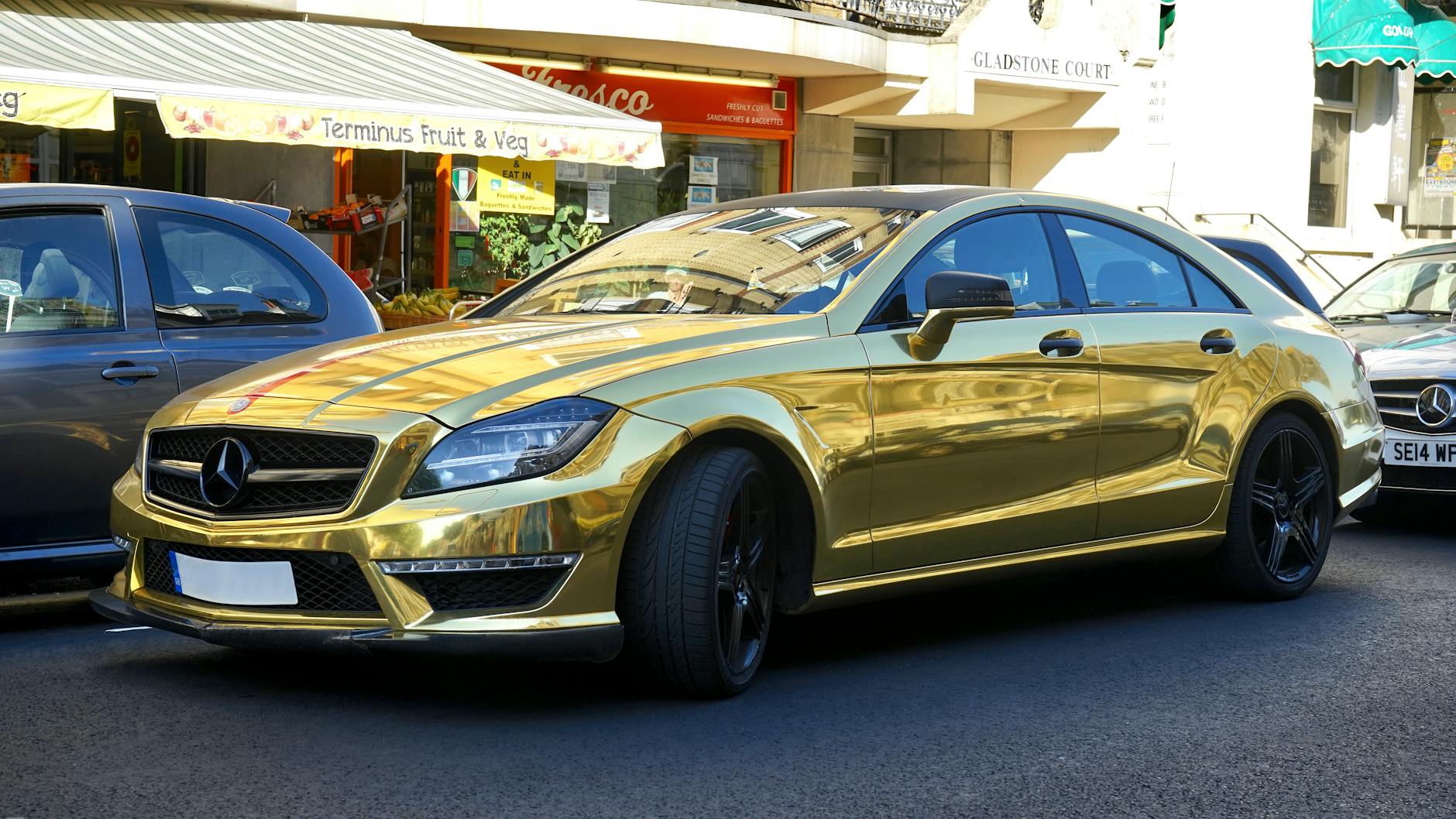 Detailansicht: Goldener Mercedes Unfall