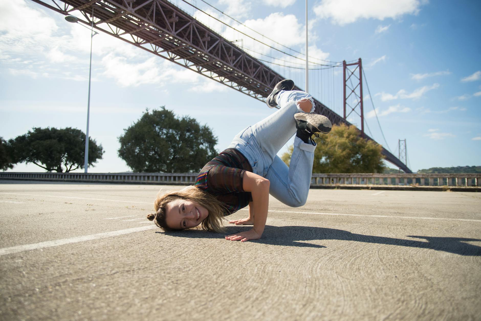 Illustration zu Haley Lu Richardson Breakdance