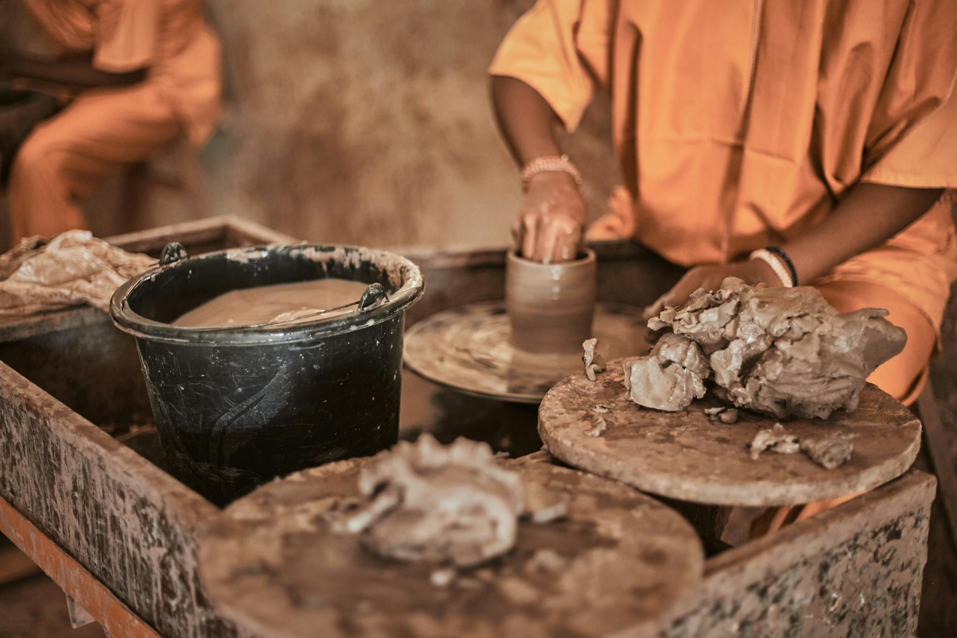 Illustration zu Harry Meghan Töpferkurs