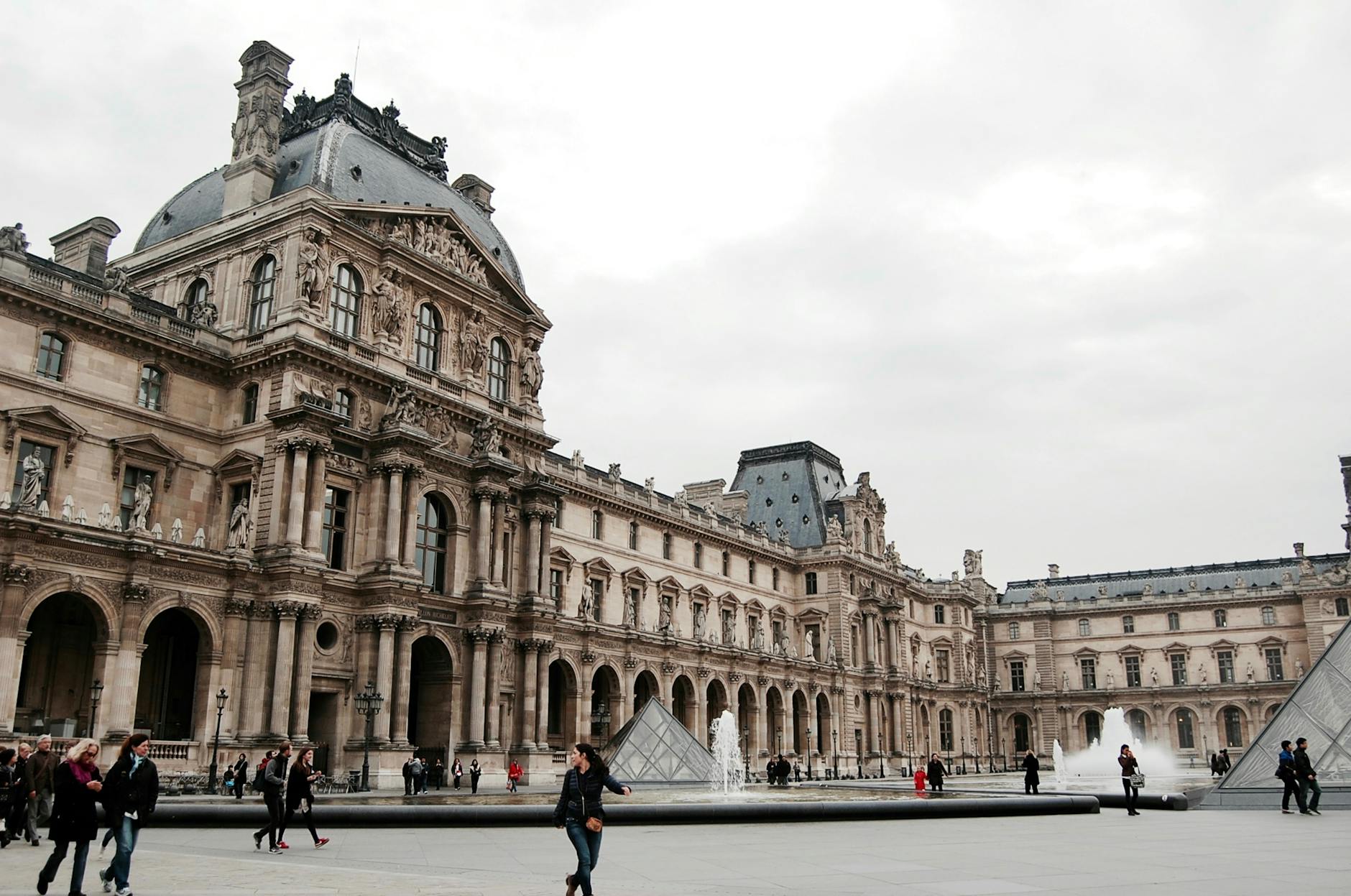 Illustration zu Louvre Betrug