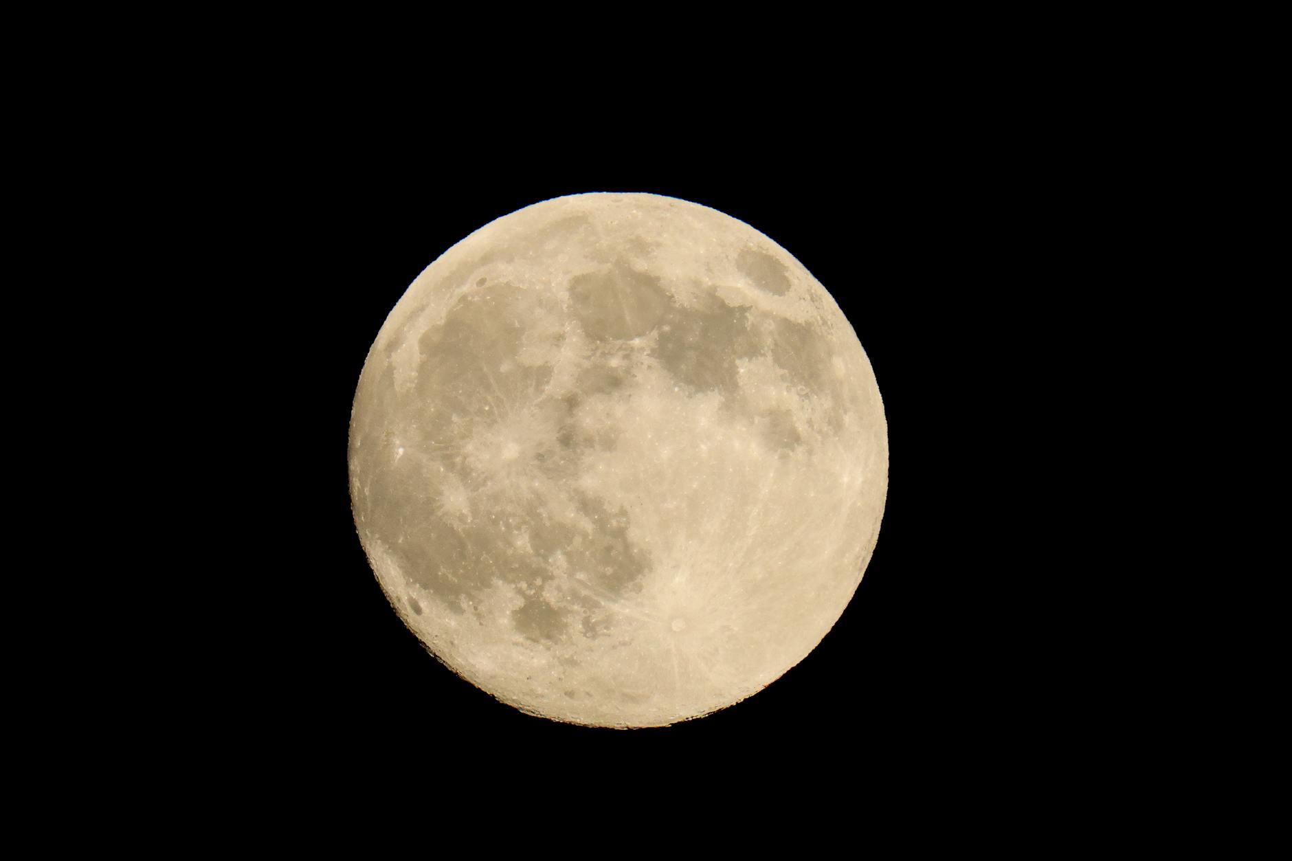 Moon Ball Symbolbild zum Thema Moon Ball