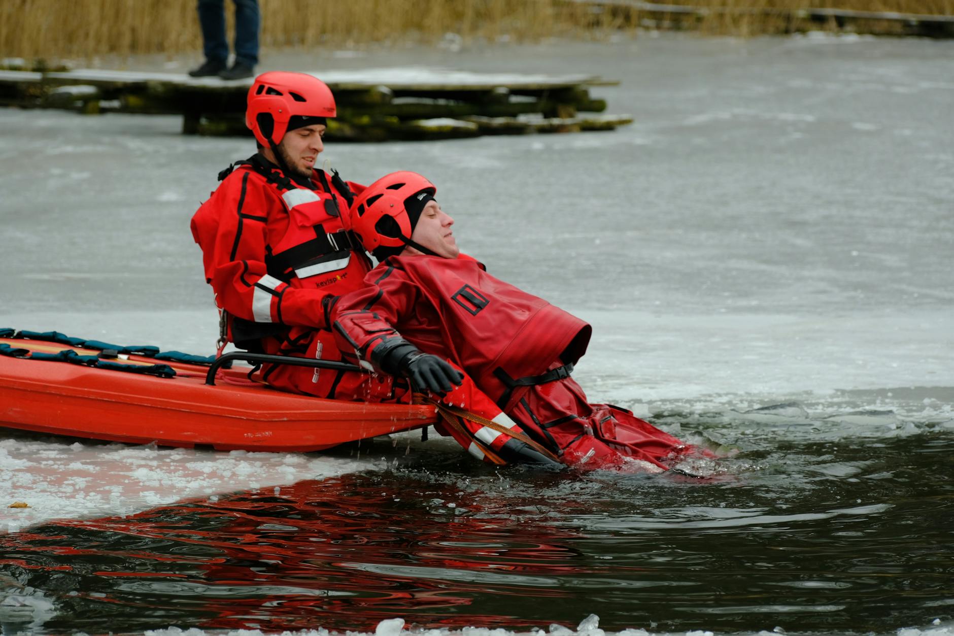 Symbolbild zum Thema Skiunfall Unterwasser