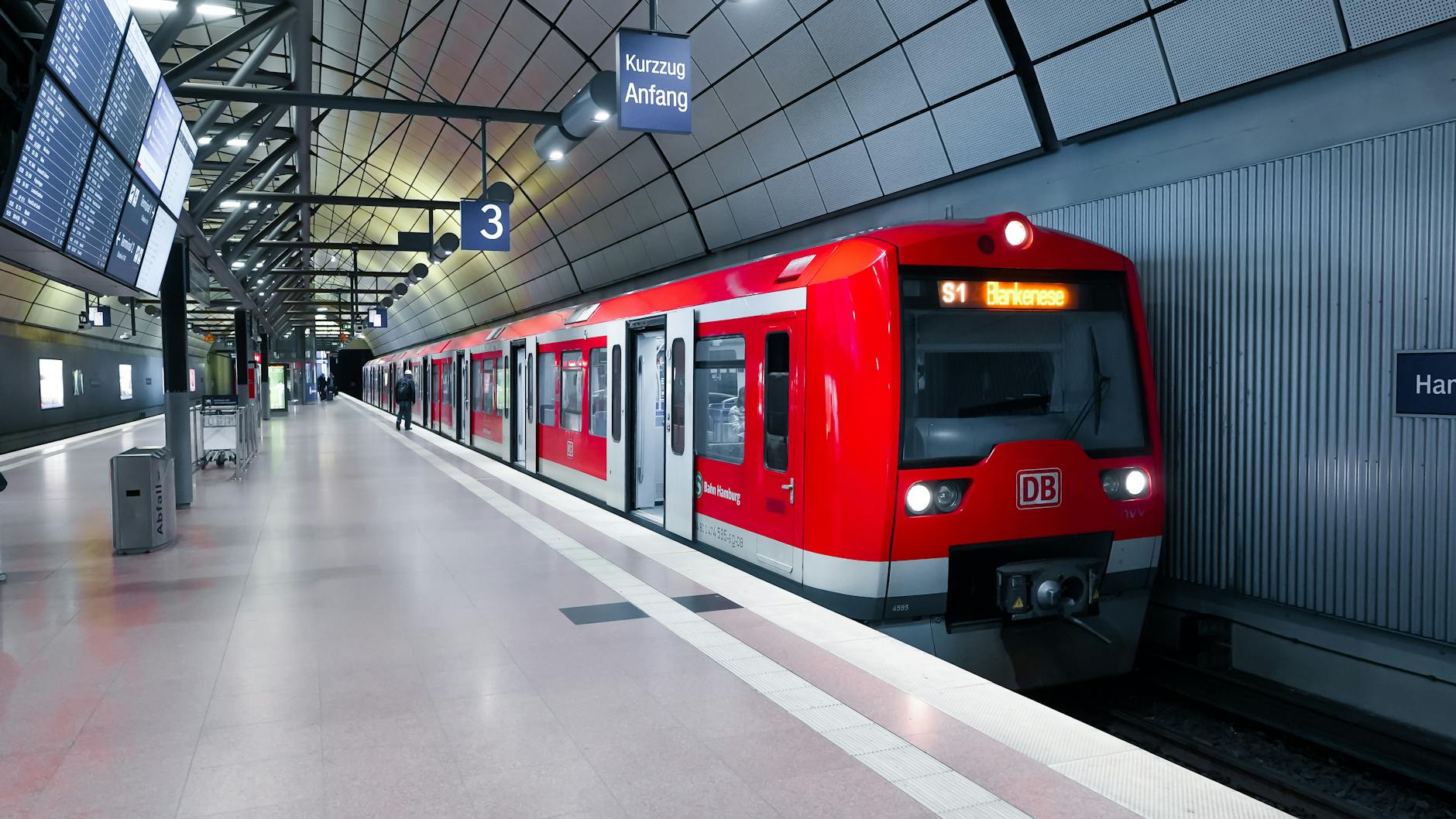 Spuckattacke Bahn Mitarbeiter Symbolbild zum Thema Spuckattacke Bahn Mitarbeiter