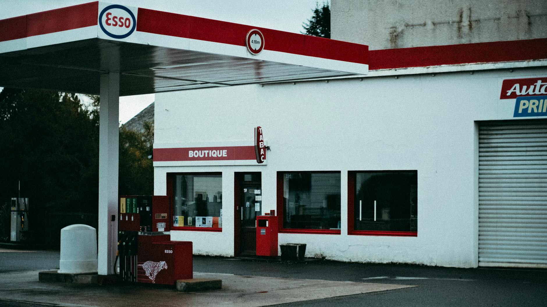 Tankstelle Simplon Dorf Illustration zu Tankstelle Simplon Dorf