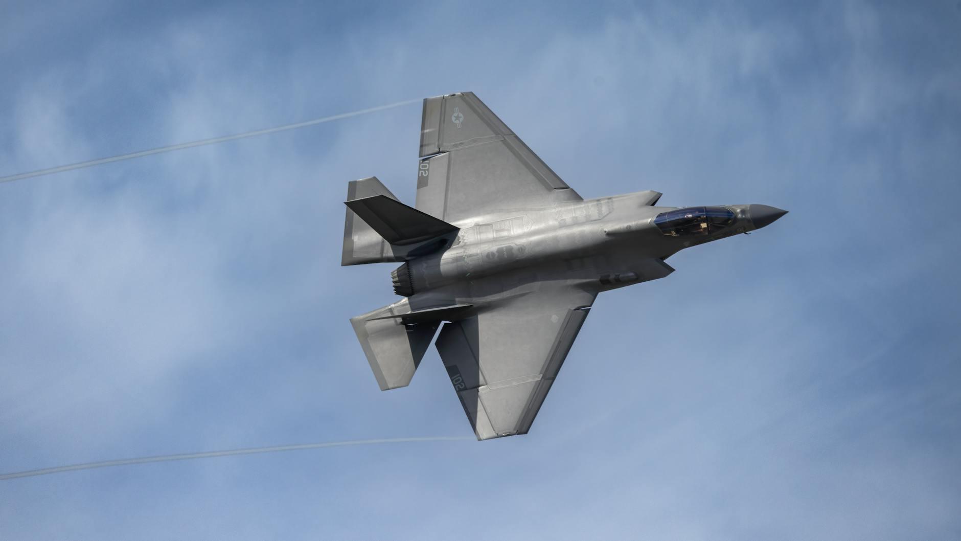 Illustration zu Us Tankflugzeug Beschädigung