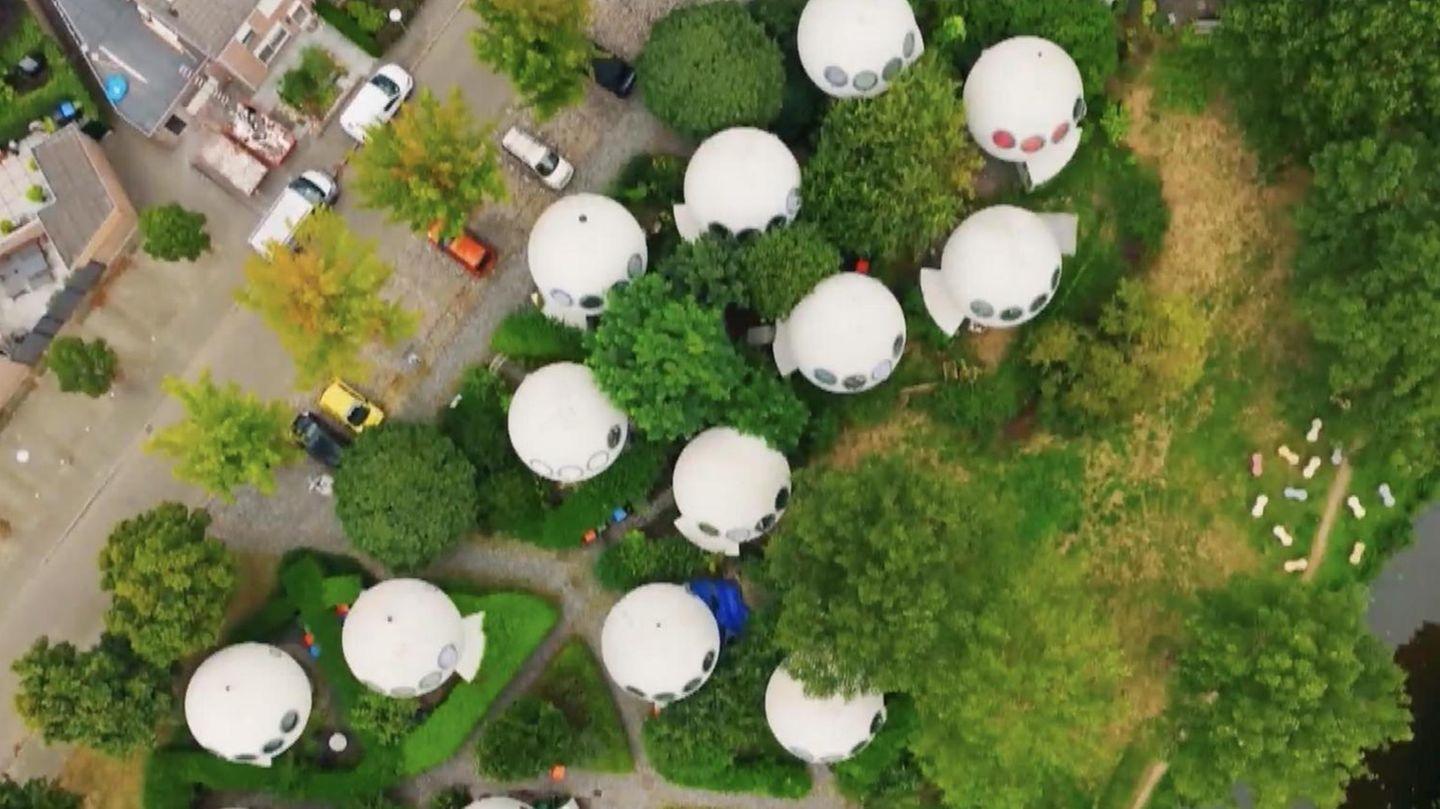 84-Jährige braucht Medizin: Mutter von US-Moderatorin vermisst - Verbrechen vermutet 4 Bolowningen, Niederlande: So lebt Julian in seinem Kugelhaus: "Es ist wie auf einem anderen Planeten"