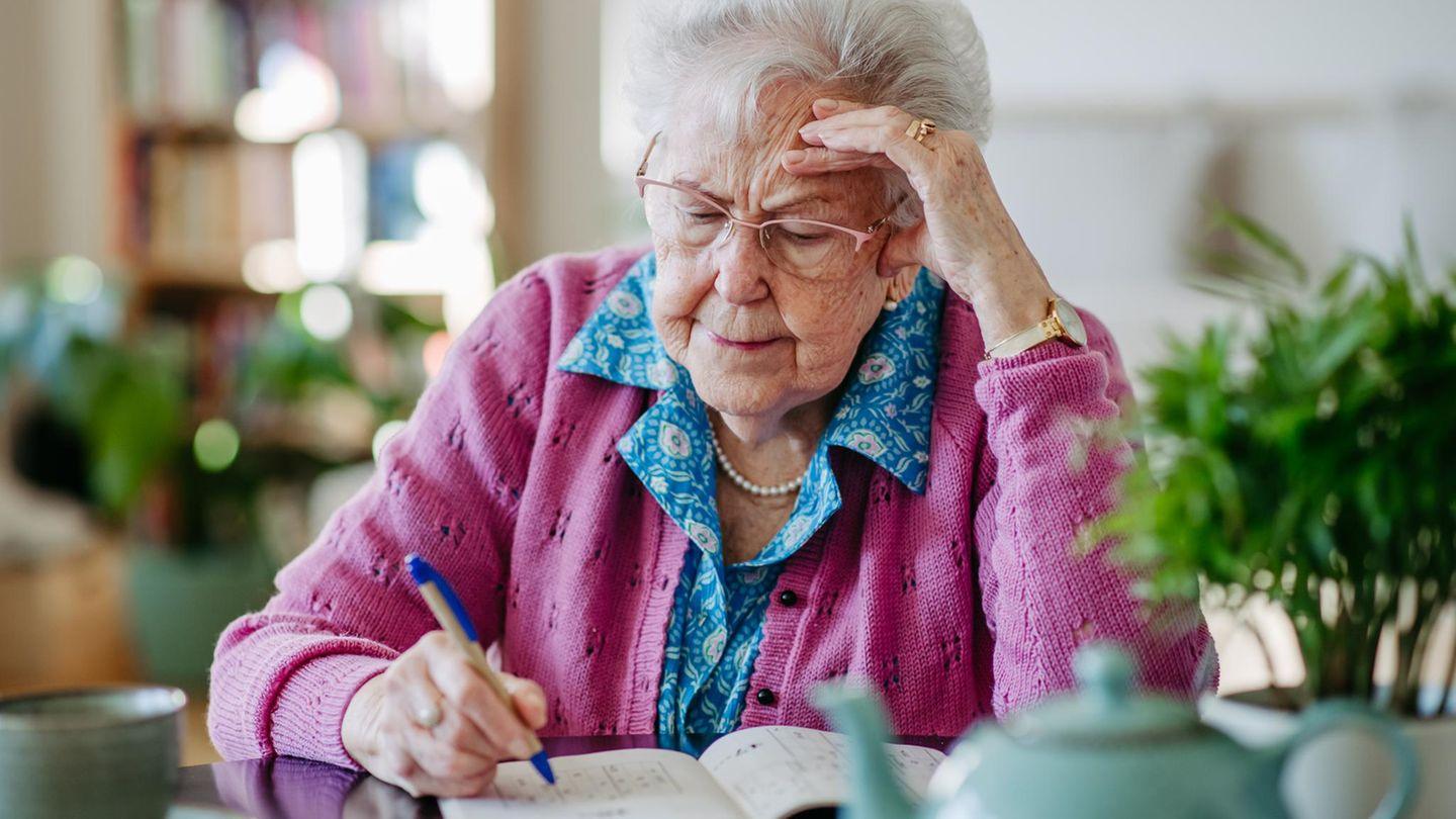 Walter Riester wütend: Ex-Arbeitsminister nennt den Begriff Rentenniveau "eine Nullnummer" 3 Ruhestand: Wie wird die Witwenrente mit der eigenen Rente verrechnet?