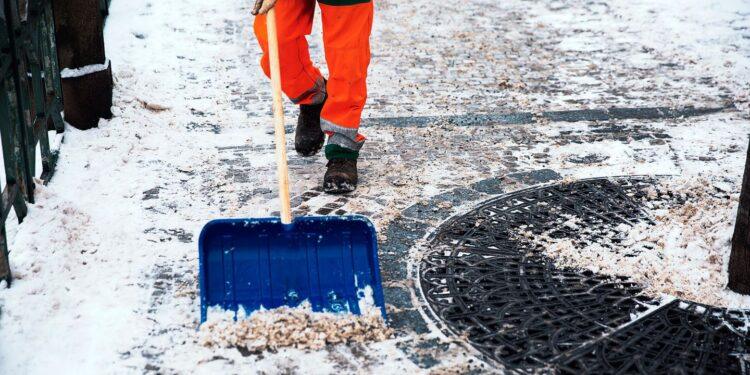 Streusalz: Glatteis: Streusalz-Alternativen: Diese Materialien sind für&hellip;