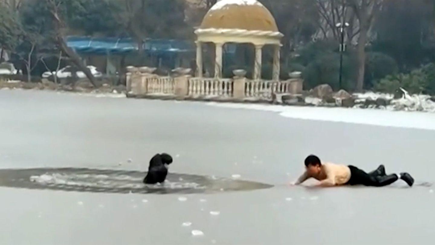 Rettung in letzter Sekunde: Junge bricht in See ein – Passant zögert keine Sekunde